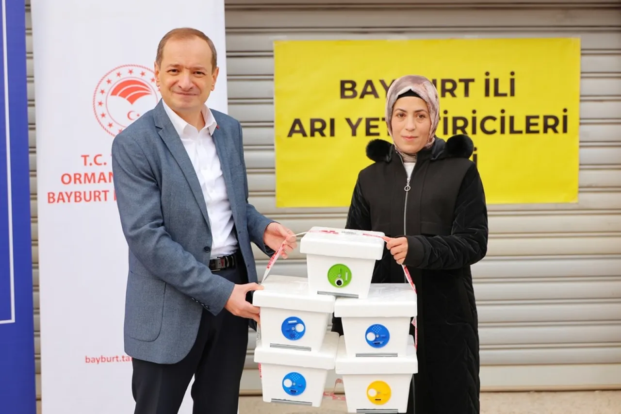 Bayburt Belediyesi'nden arıcılara 9,5 milyon liralık ekipman desteği