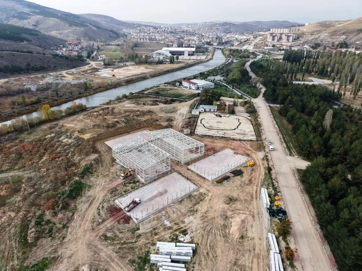 Bayburt’a yeni spor kompleksi: Tenis kortları ve tribünlü futbol sahası bir arada