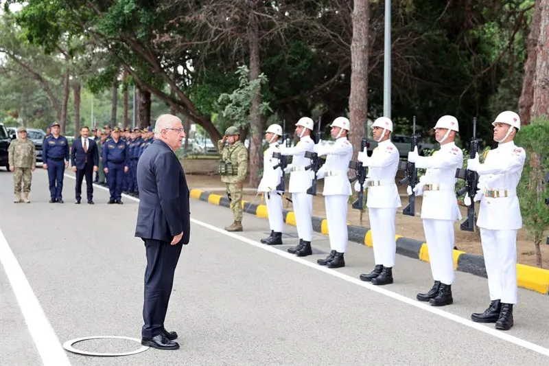 Millî Savunma Bakanı Güler, İskenderun’da ziyaretlerde bulundu ve Sancak Tevdi Töreni’ne katıldı