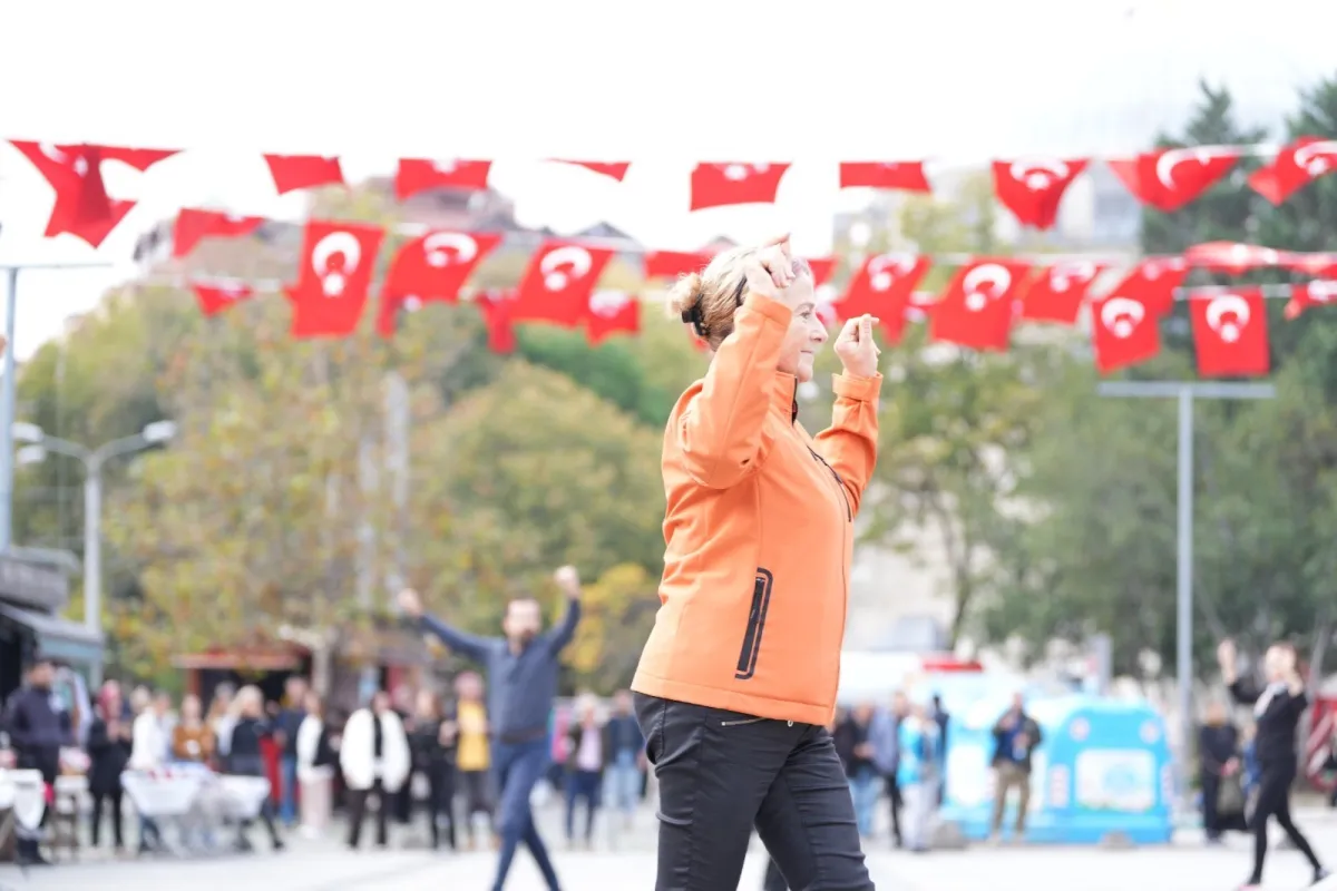 İzmit’ten Cumhuriyet’e 41 kişilik zeybekli selam