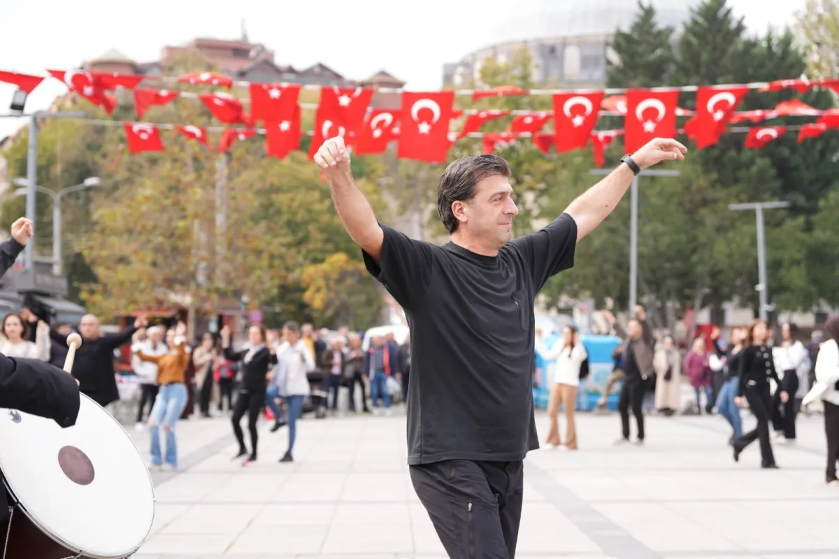 İzmit’ten Cumhuriyet’e 41 kişilik zeybekli selam