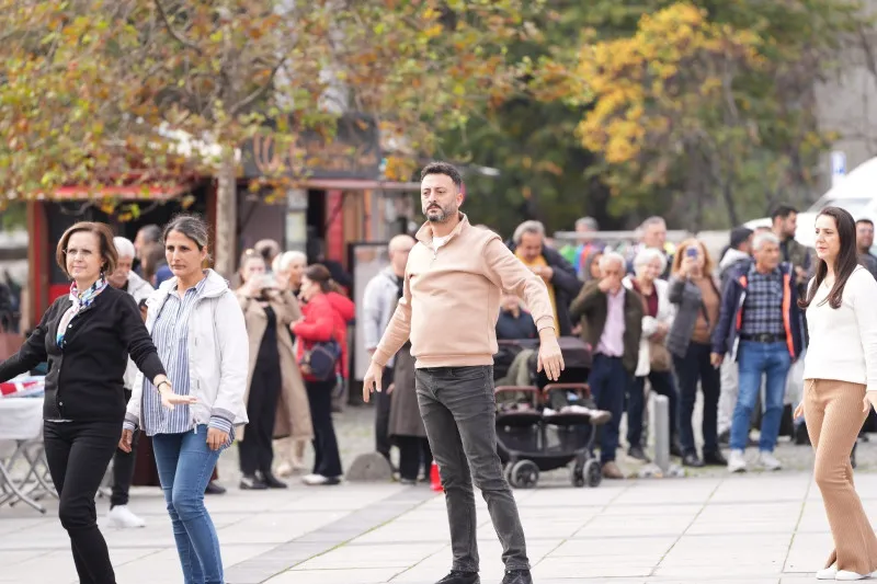İzmit’ten Cumhuriyet’e 41 kişilik zeybekli selam