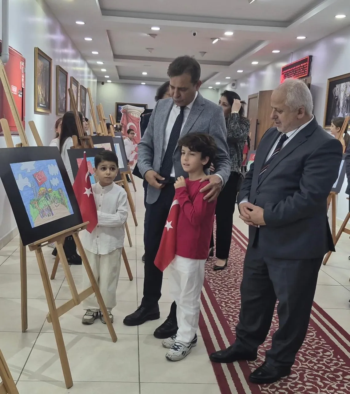 Esenler Kaymakamı Cumhuriyet Konulu Resim Sergisi katıldı