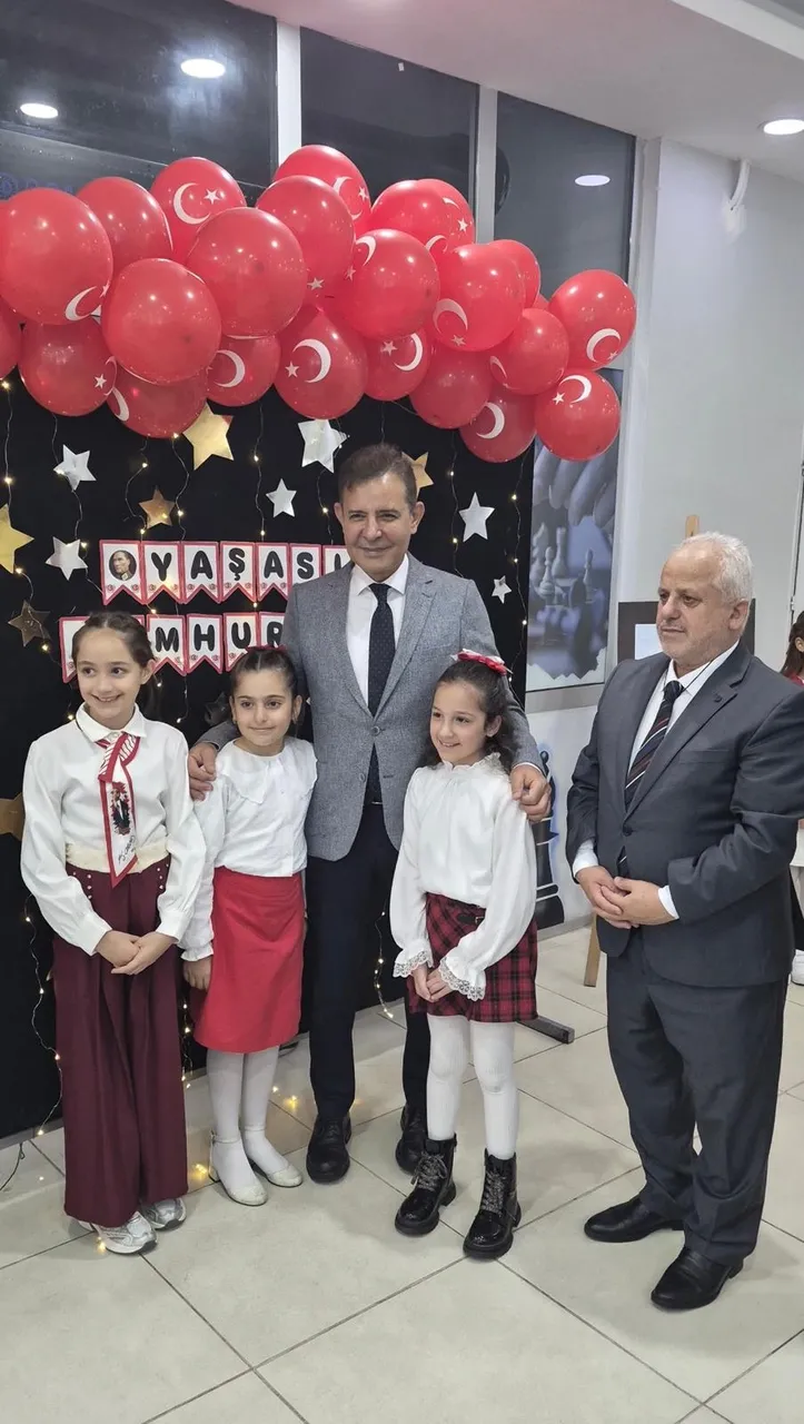 Esenler Kaymakamı Cumhuriyet Konulu Resim Sergisi katıldı