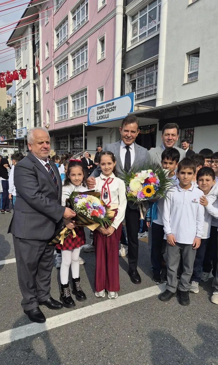 Esenler Kaymakamı Cumhuriyet Konulu Resim Sergisi katıldı