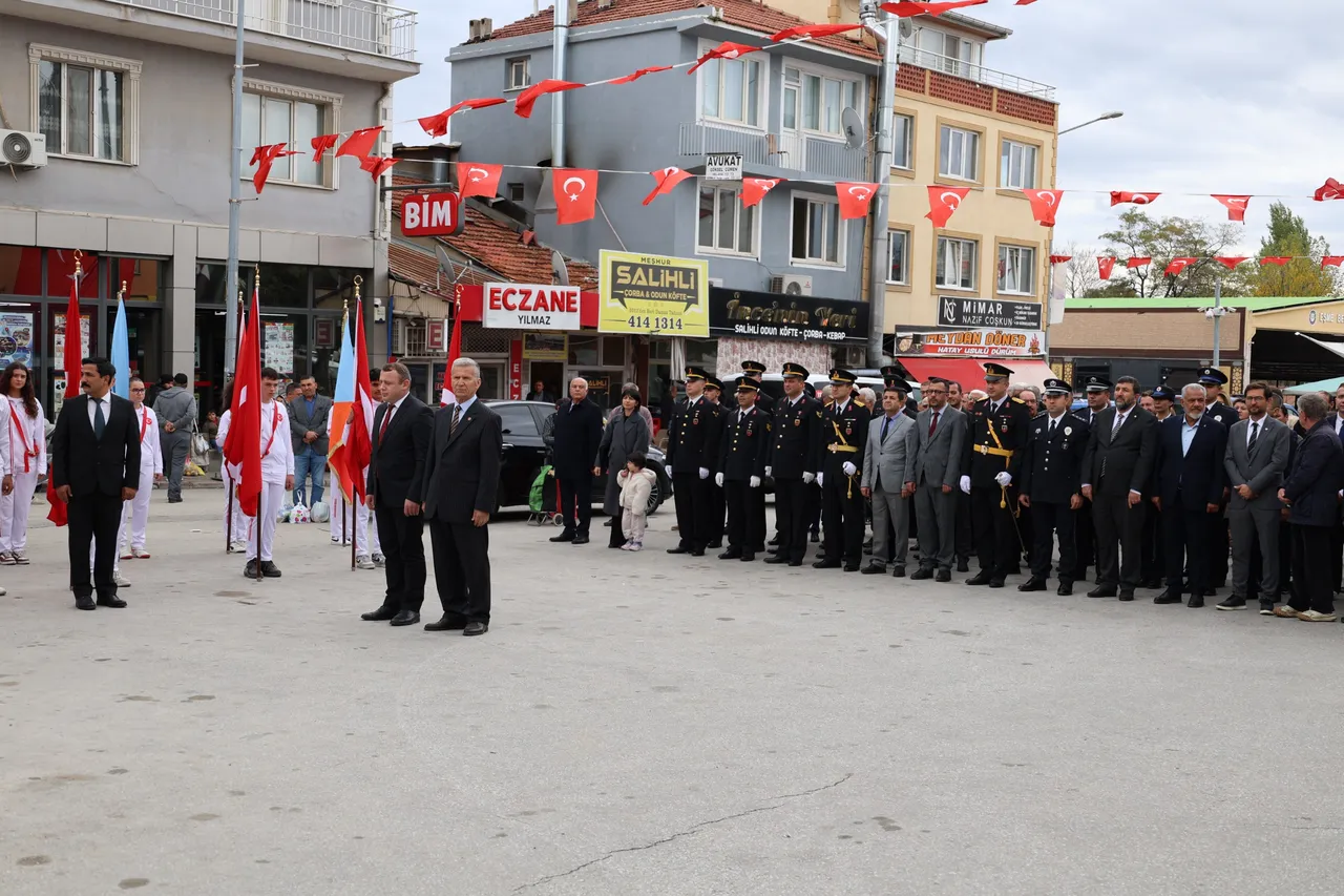 Düzenlenen çelenk sunma töreni, Eşme Kaymakamı Görmüş ve ilçe protokolünün katılımıyla yapıldı