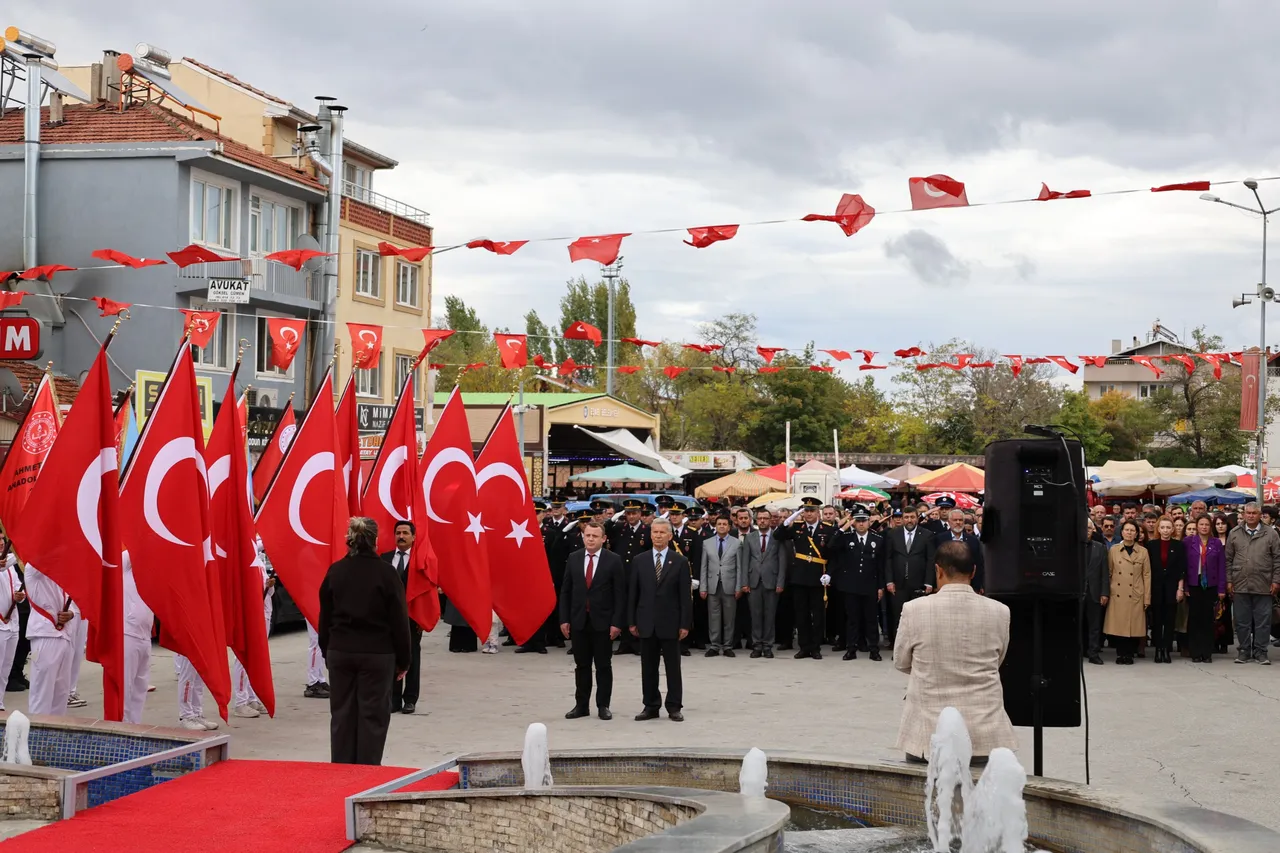 Düzenlenen çelenk sunma töreni, Eşme Kaymakamı Görmüş ve ilçe protokolünün katılımıyla yapıldı
