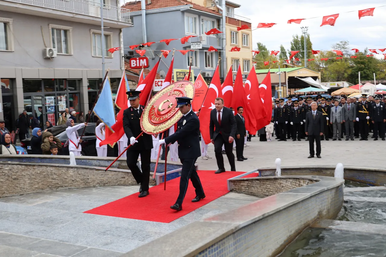 Düzenlenen çelenk sunma töreni, Eşme Kaymakamı Görmüş ve ilçe protokolünün katılımıyla yapıldı
