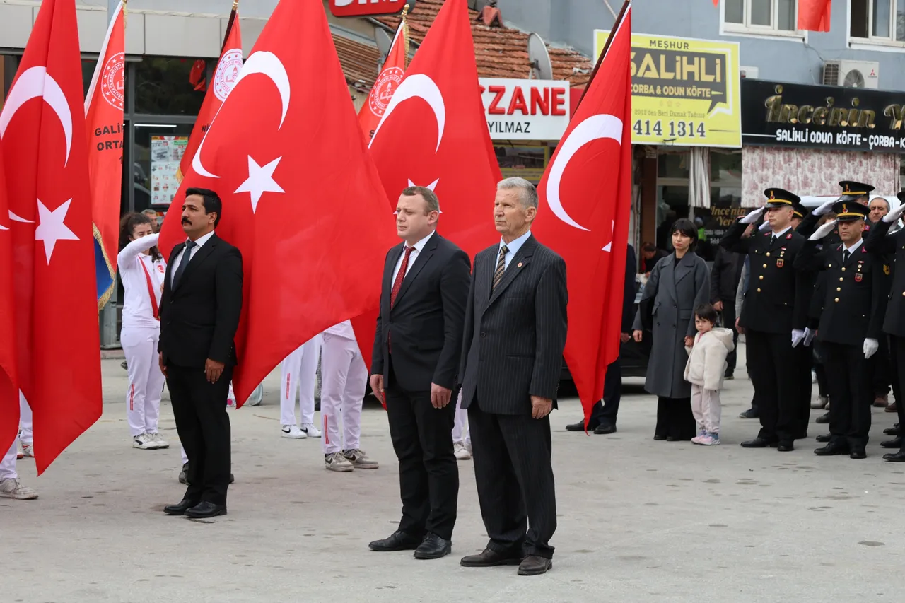 Düzenlenen çelenk sunma töreni, Eşme Kaymakamı Görmüş ve ilçe protokolünün katılımıyla yapıldı