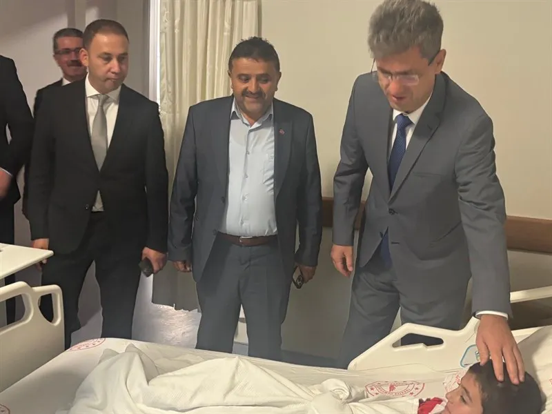 Kaymakam Civelek, trafik kazası geçiren öğrencileri hastanede ziyaret etti