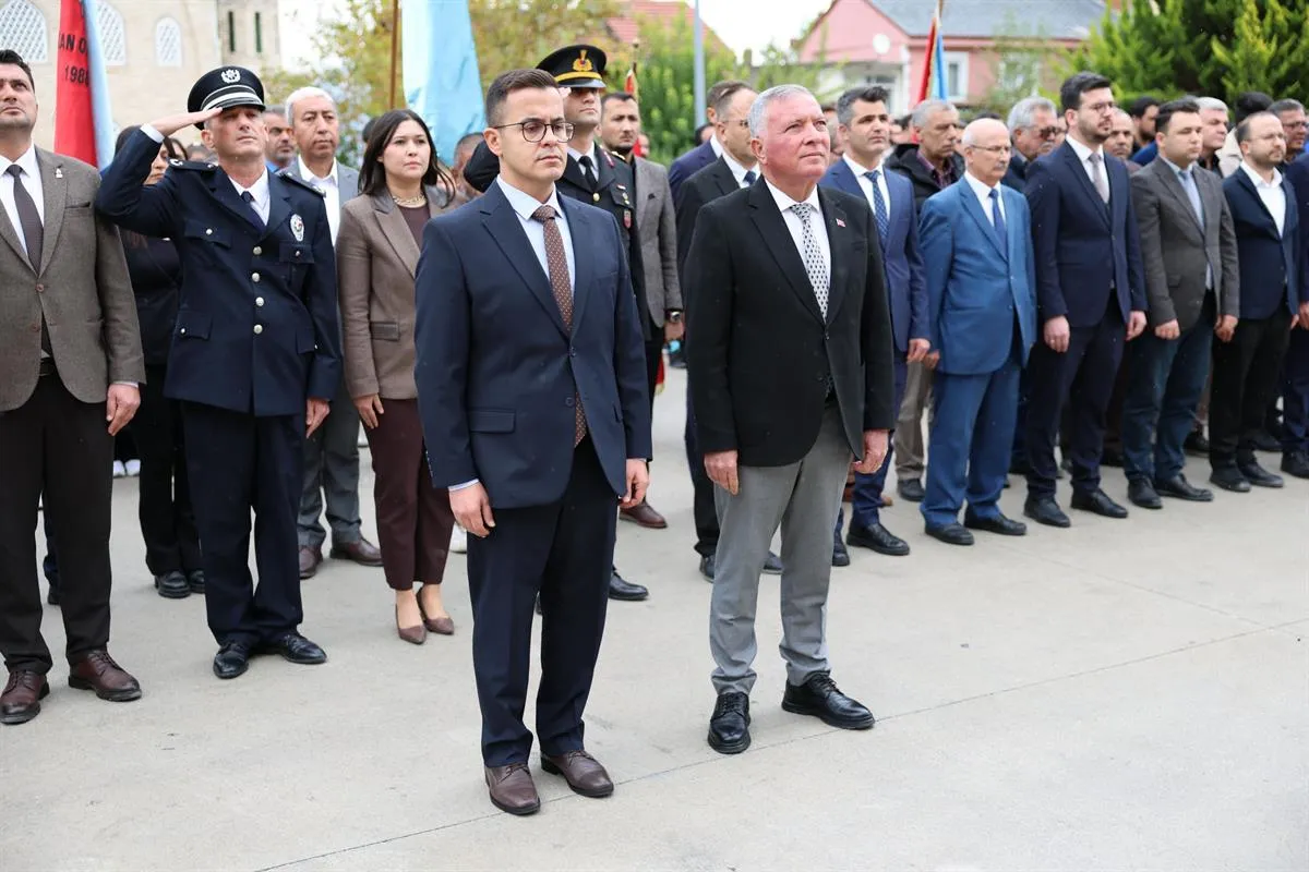 Honaz Kaymakamı Yılmaz 29 Ekim Cumhuriyet Bayramı dolayısıyla Atatürk Anıtı önünde çelenk koyma programına katıldı