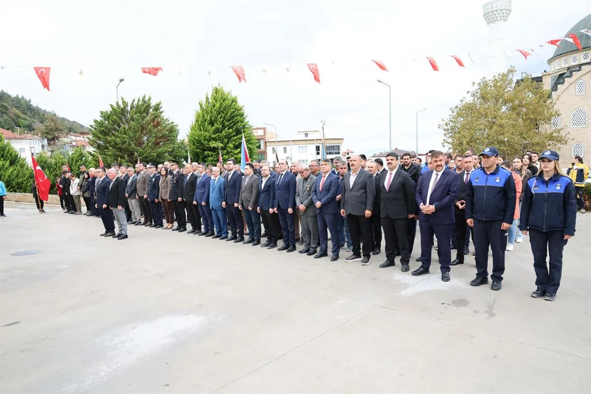Honaz Kaymakamı Yılmaz 29 Ekim Cumhuriyet Bayramı dolayısıyla Atatürk Anıtı önünde çelenk koyma programına katıldı