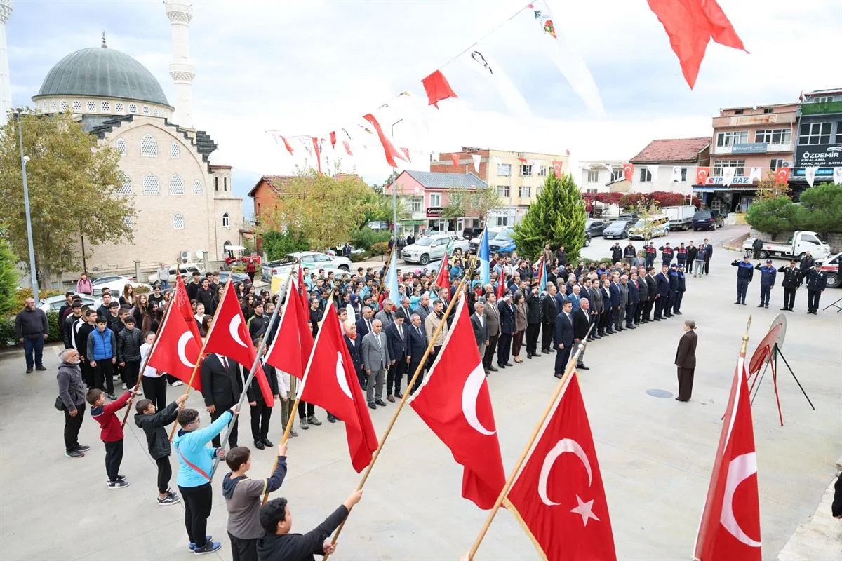Honaz Kaymakamı Yılmaz 29 Ekim Cumhuriyet Bayramı dolayısıyla Atatürk Anıtı önünde çelenk koyma programına katıldı