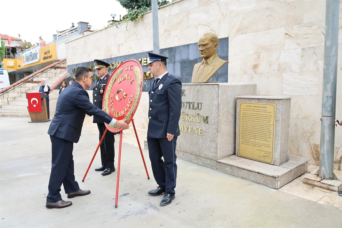 Honaz Kaymakamı Yılmaz 29 Ekim Cumhuriyet Bayramı dolayısıyla Atatürk Anıtı önünde çelenk koyma programına katıldı