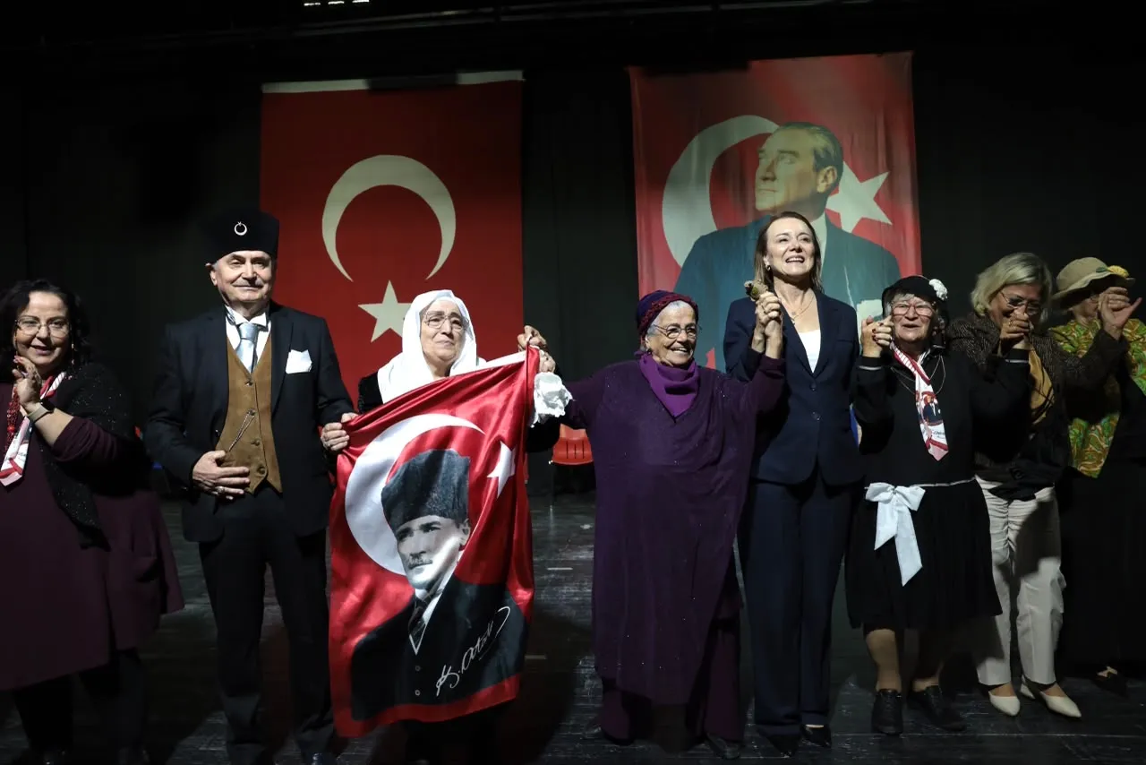 Konak’ın çınarlarından Cumhuriyet gösterisi