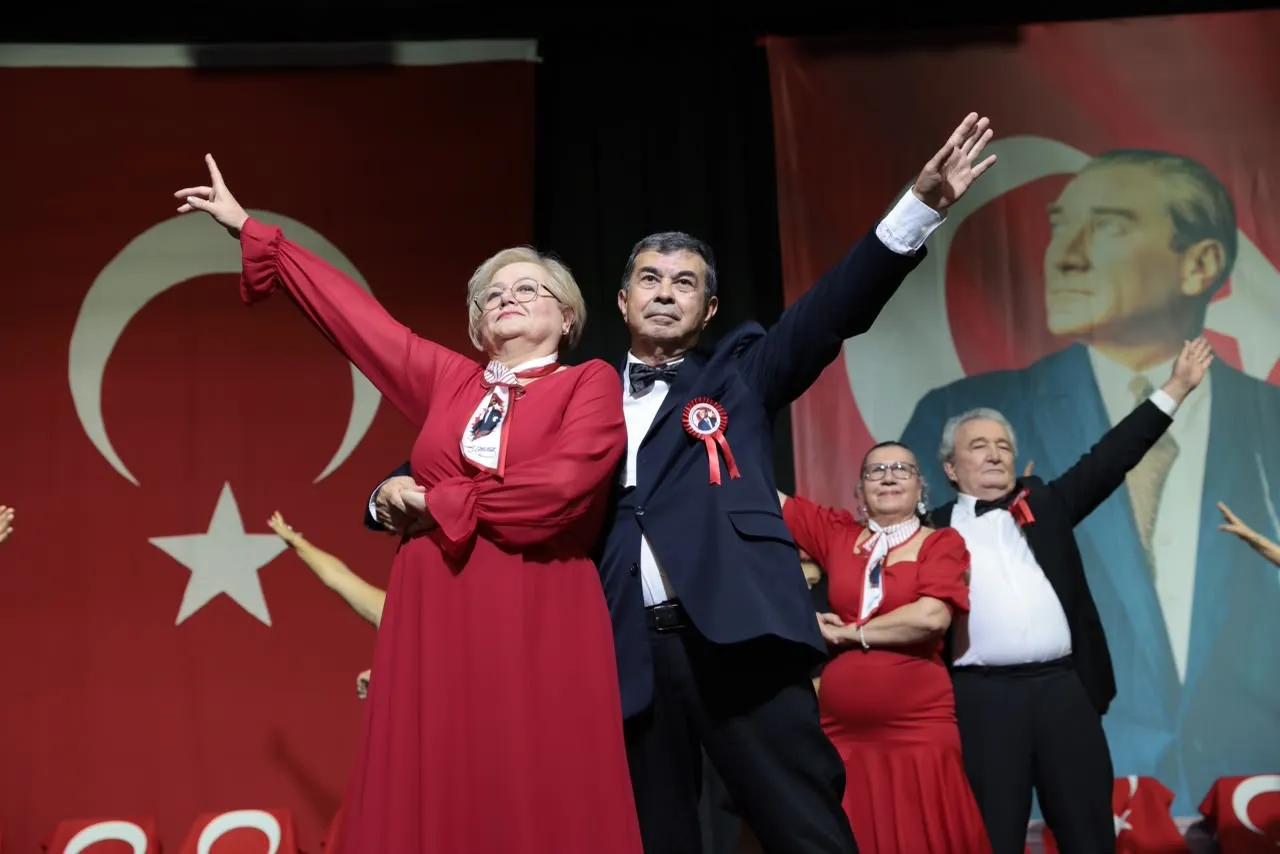 Konak’ın çınarlarından Cumhuriyet gösterisi