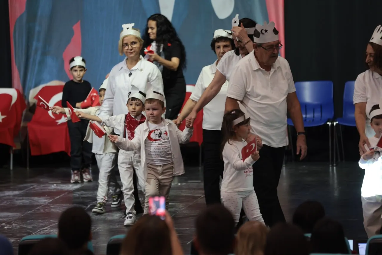 Konak’ın çınarlarından Cumhuriyet gösterisi