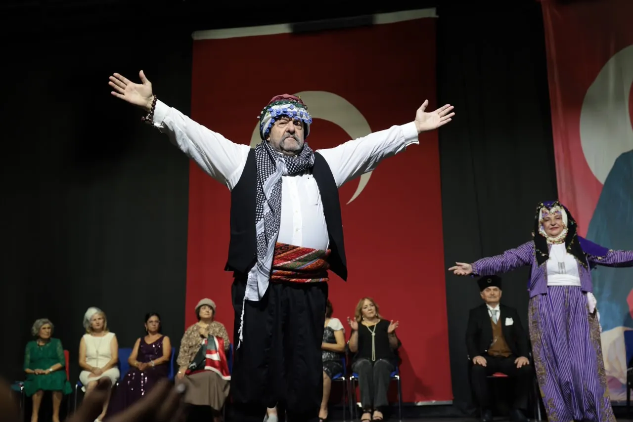 Konak’ın çınarlarından Cumhuriyet gösterisi