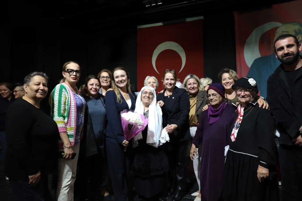 Konak’ın çınarlarından Cumhuriyet gösterisi