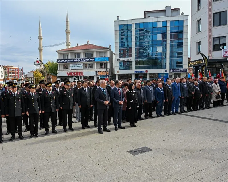 29 Ekim Cumhuriyet Bayramı vesilesiyle çelenk sunma töreni düzenlendi