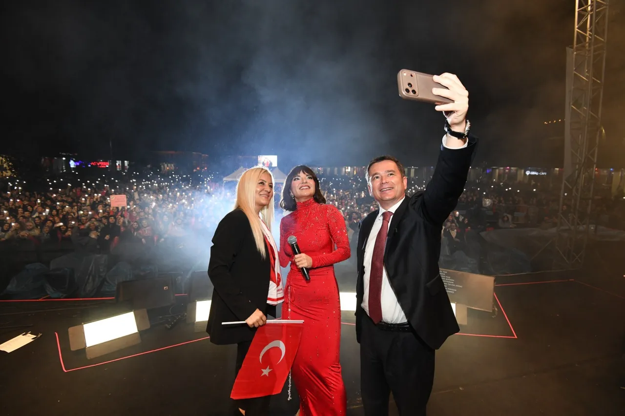 Osmangazi’de Cumhuriyet Coşkusu Göksel’in şarkılarıyla taçlandı