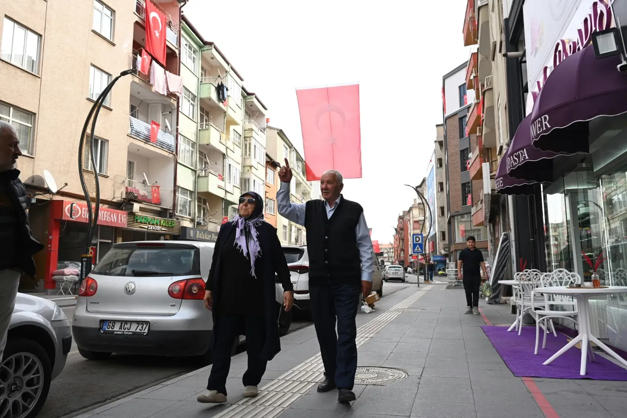 Belediyeden bir bayrak istediler, bir gecede bütün cadde bayraklarla donatıldı