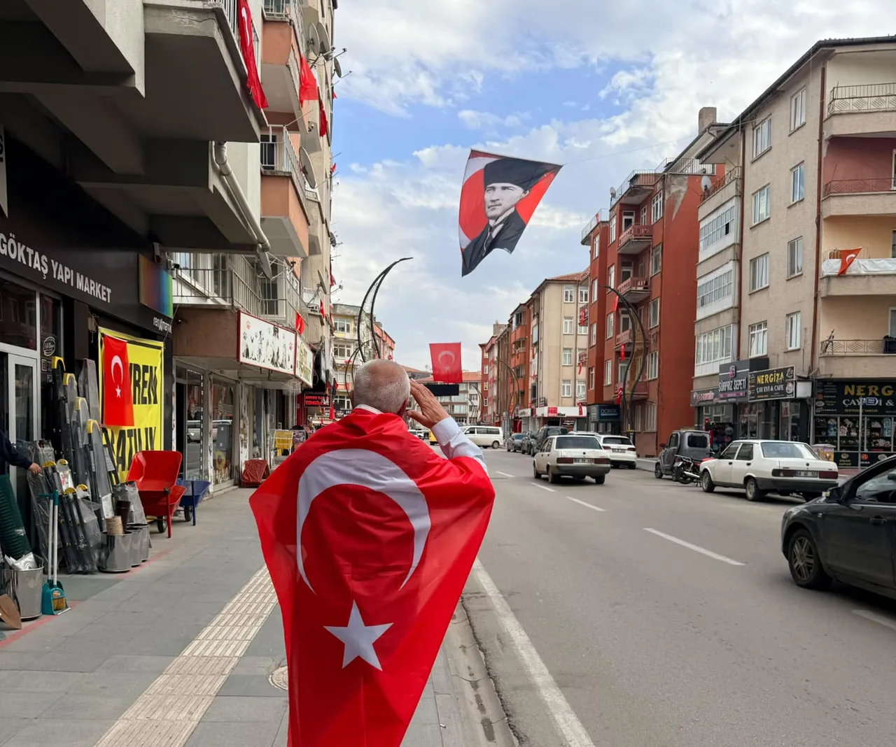 Belediyeden bir bayrak istediler, bir gecede bütün cadde bayraklarla donatıldı