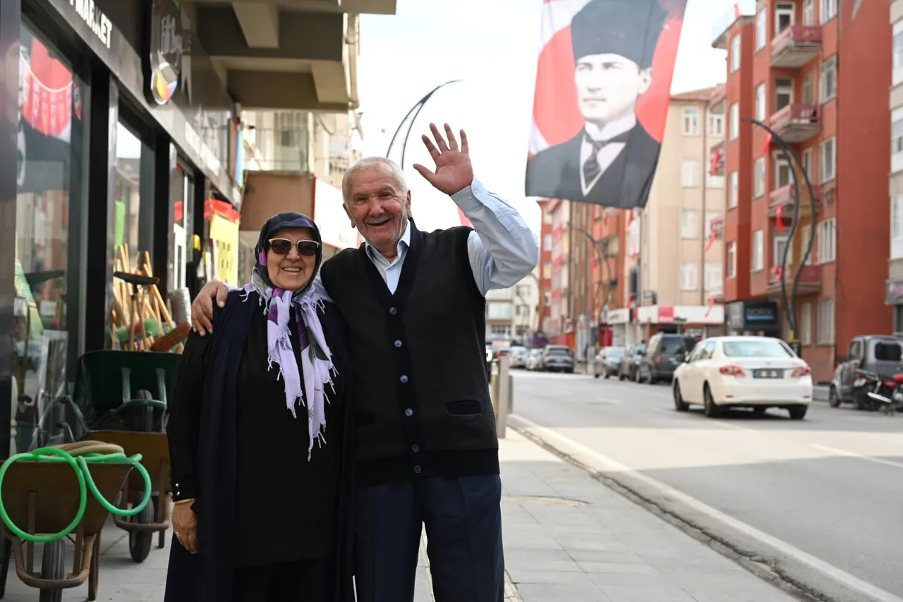 Belediyeden bir bayrak istediler, bir gecede bütün cadde bayraklarla donatıldı