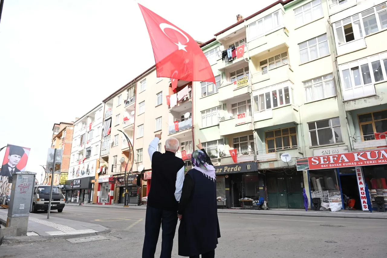 Belediyeden bir bayrak istediler, bir gecede bütün cadde bayraklarla donatıldı