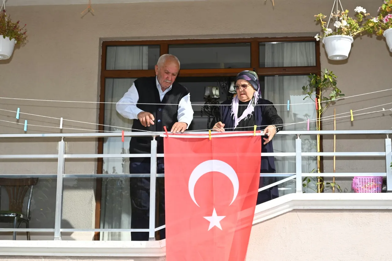 Belediyeden bir bayrak istediler, bir gecede bütün cadde bayraklarla donatıldı