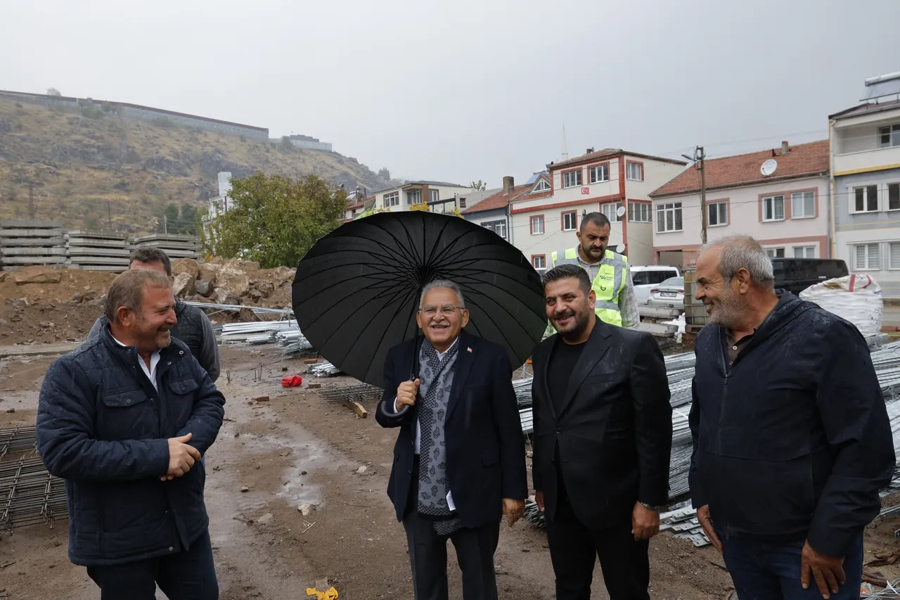 Büyükkılıç, 15 Temmuz Bulvarı ile Mehmet Özhaseki Bulvarı’nı bağlayacak yol çalışmalarını yerinde inceledi