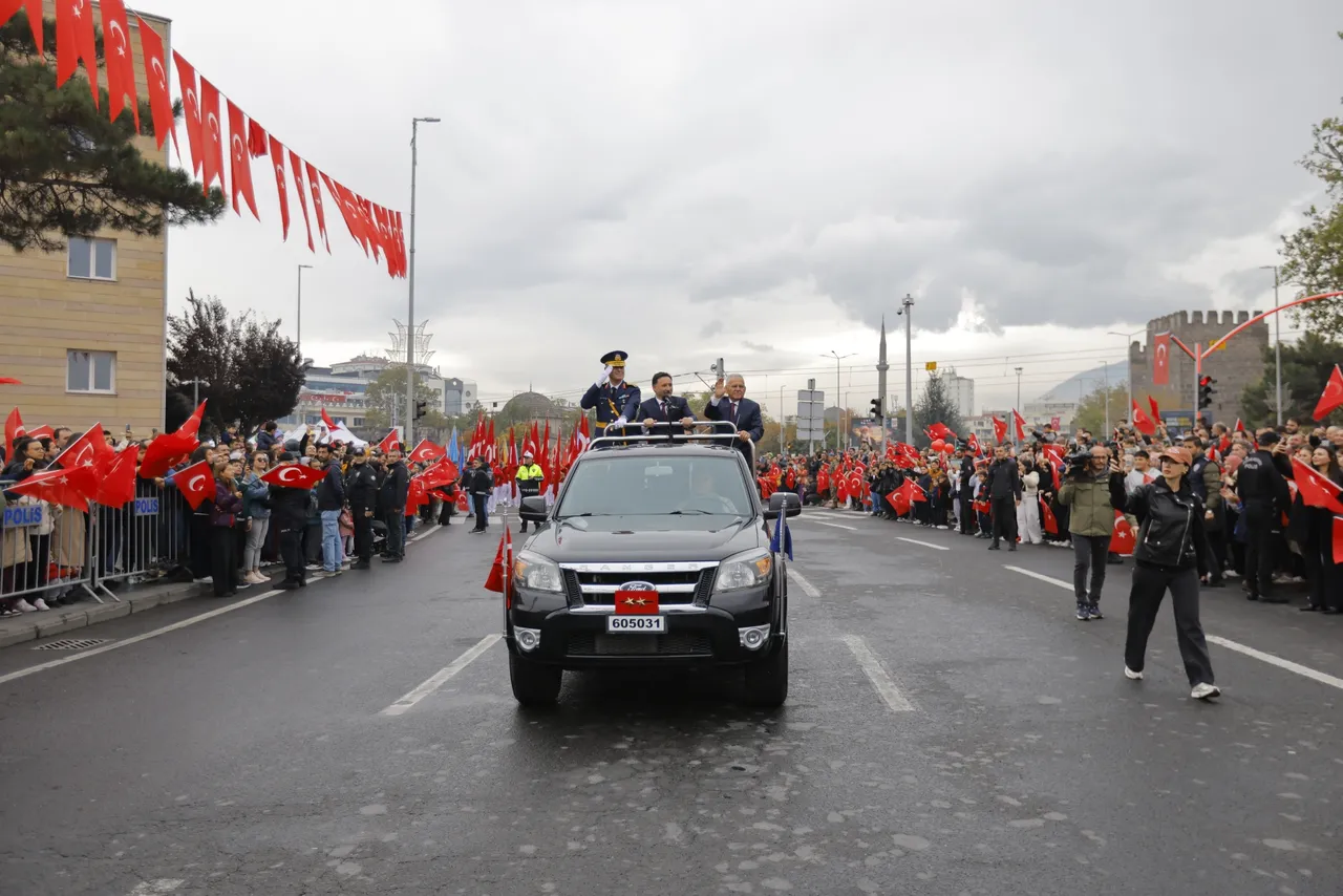 Başkan Büyükkılıç, Cumhuriyet'in 103’üncü yıl coşkusunu Kayserililerle paylaştı