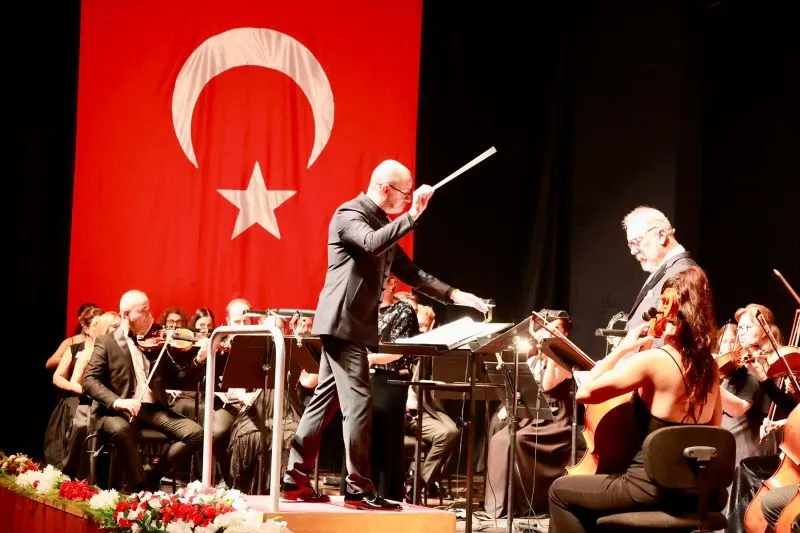 Mersin’de “Üç Destan” konseri ile Cumhuriyet coşkusu yaşandı