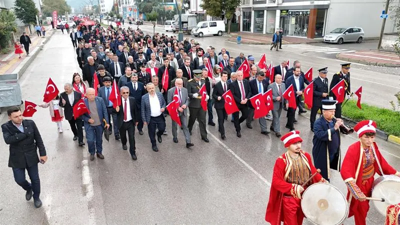 29 Ekim Cumhuriyet Bayramı dolayısıyla kortej yürüyüşü ve çelenk töreni düzenlendi