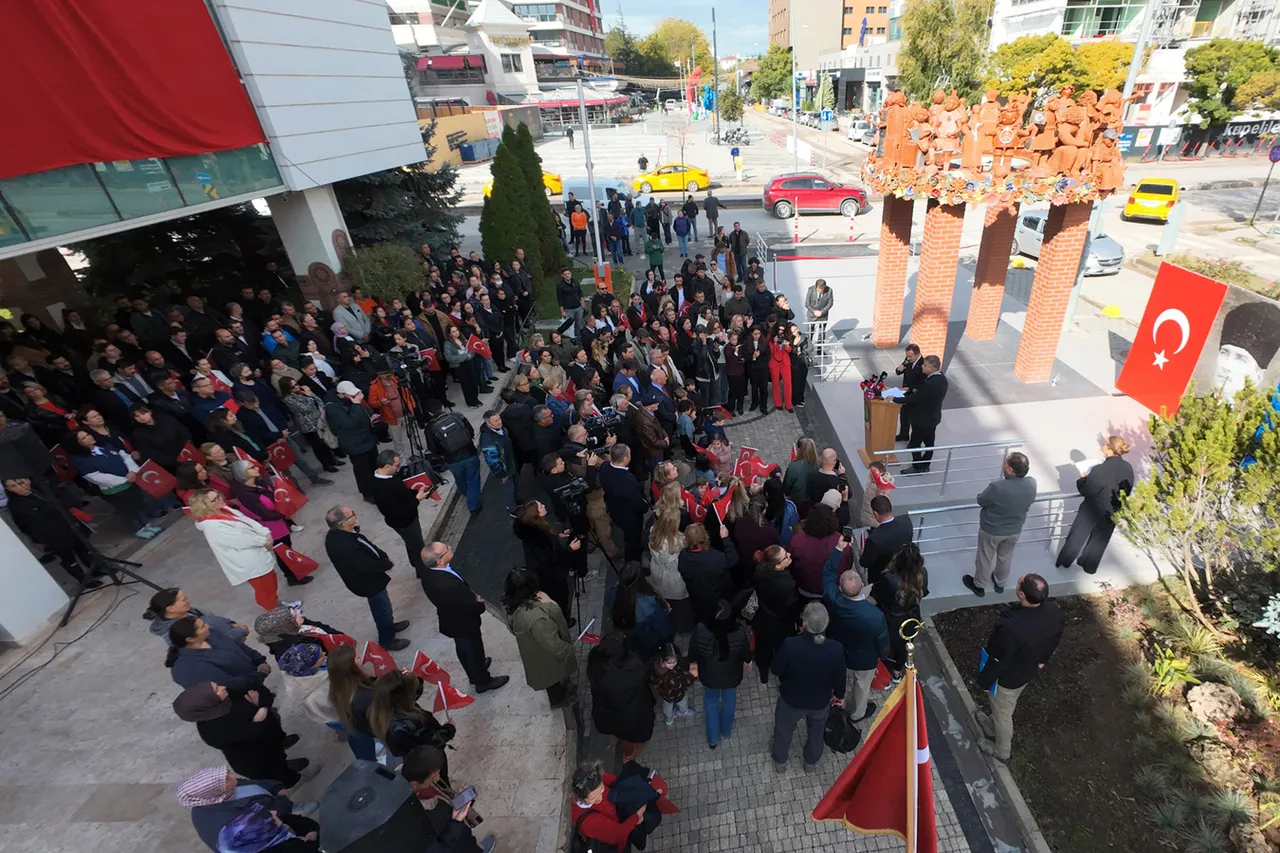 Atatürk ve çocukların izi Eskişehir’in kent hafızasına kazındı