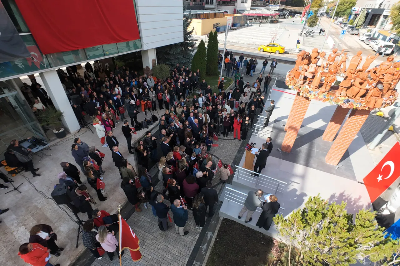 Atatürk ve çocukların izi Eskişehir’in kent hafızasına kazındı
