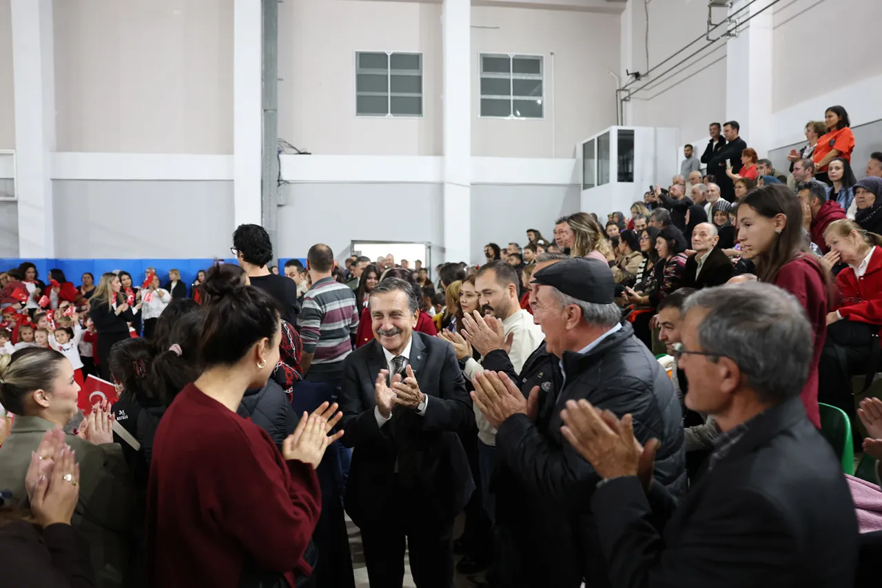 Tepebaşı’nda Cumhuriyet coşkusu üç nesli bir araya getirdi
