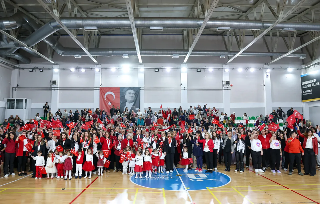 Tepebaşı’nda Cumhuriyet coşkusu üç nesli bir araya getirdi
