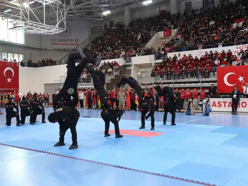 Kastamonu’da Cumhuriyet Bayramı coşkusu: Jandarma Komandolar ve sporcuların gösterileri nefesleri kesti