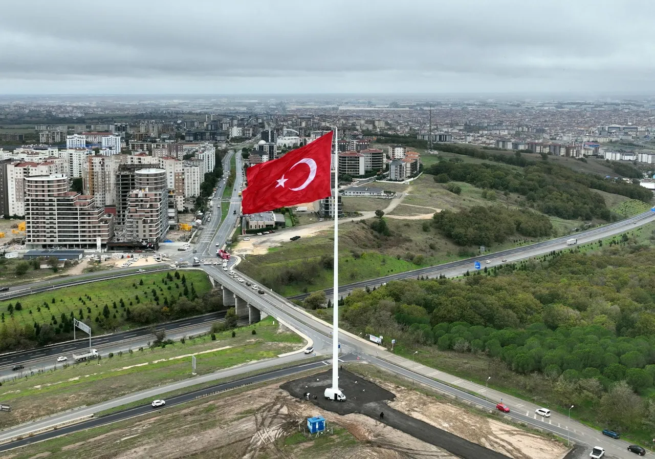Çerkezköy’de Ay yıldız 81 metrede göklerle buluştu