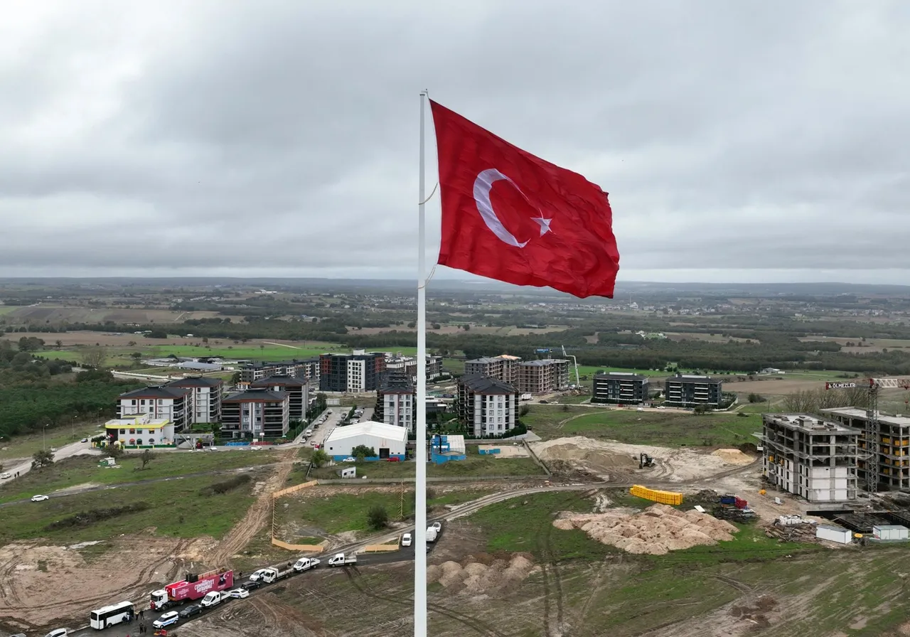 Çerkezköy’de Ay yıldız 81 metrede göklerle buluştu