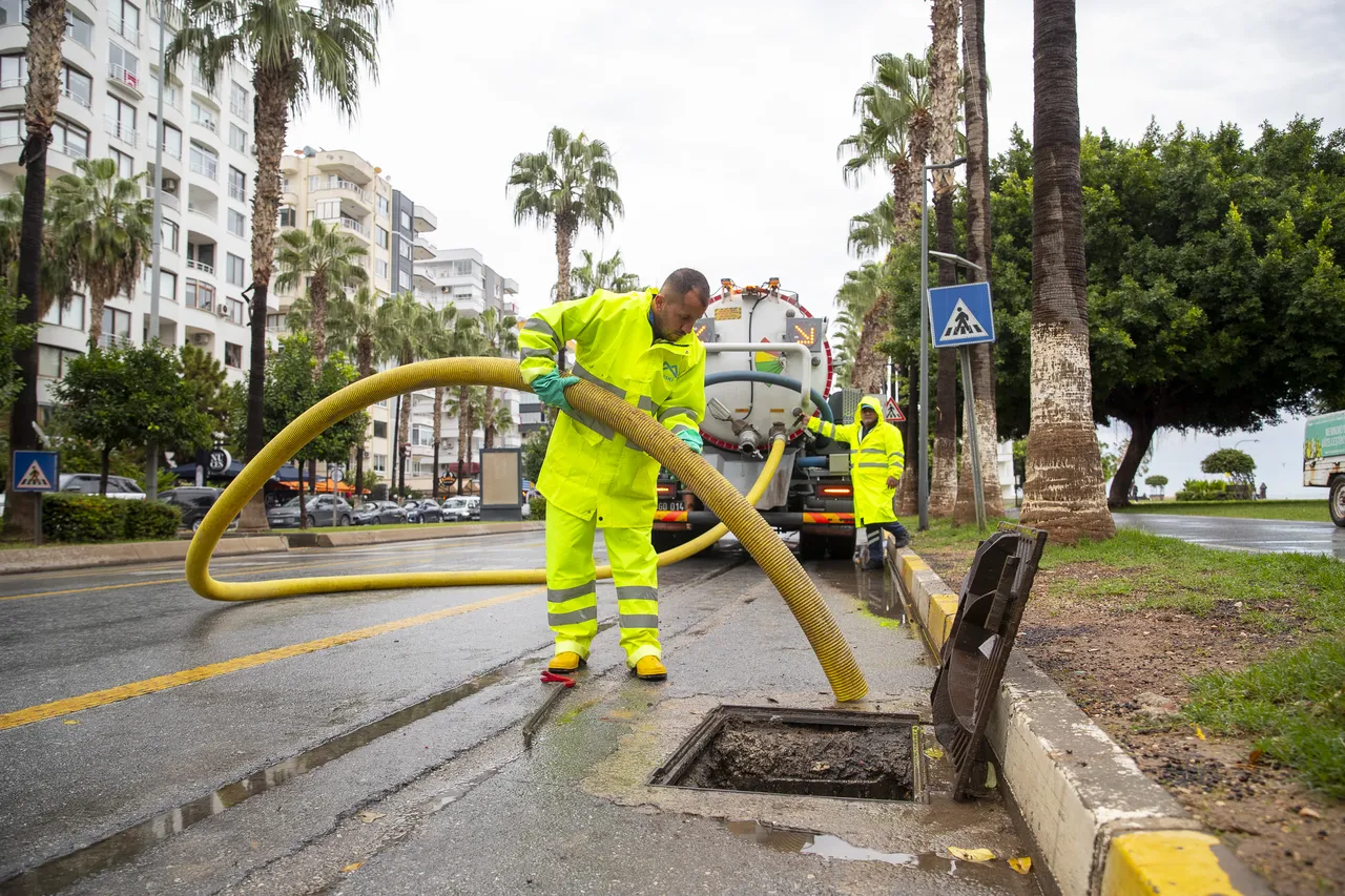 Mersin Büyükşehir ve MESKİ ekipleri, aşırı yağışlara karşı teyakkuzda