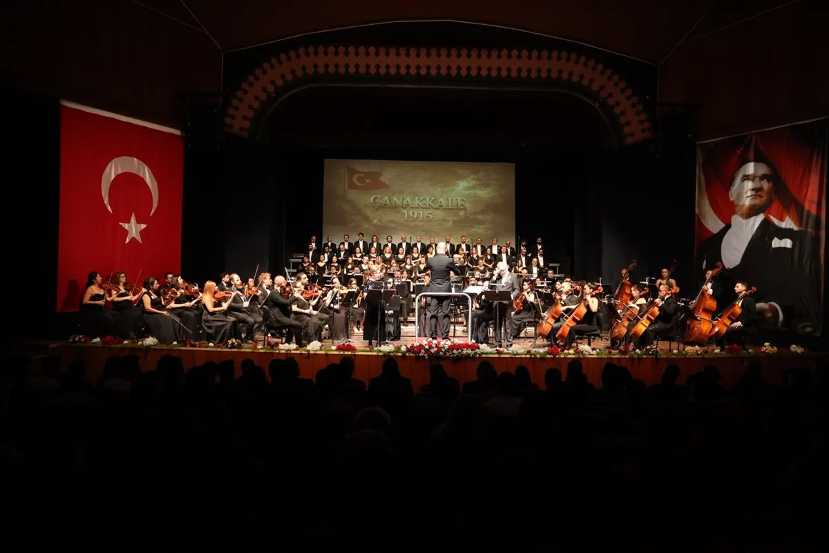 Mersin Valisi Toros ve eşi Dudu İrem Toros, “Üç Destan” konserine katıldı