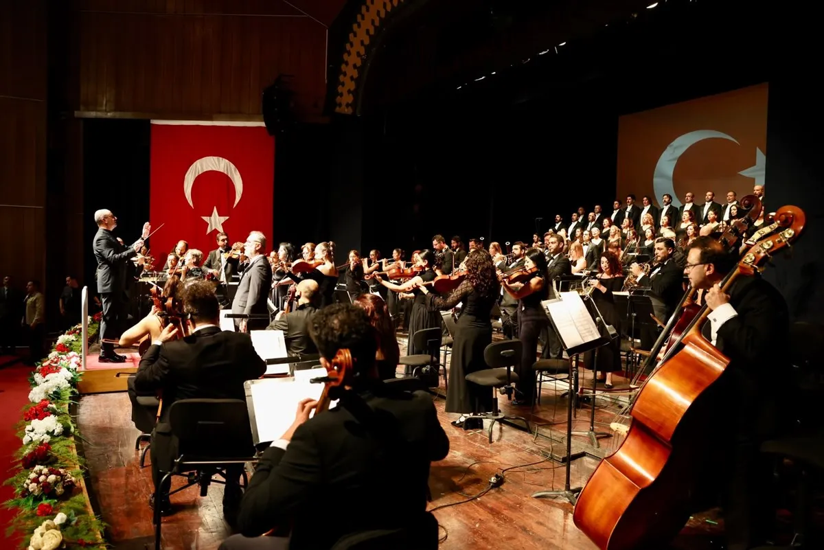 Mersin Valisi Toros ve eşi Dudu İrem Toros, “Üç Destan” konserine katıldı