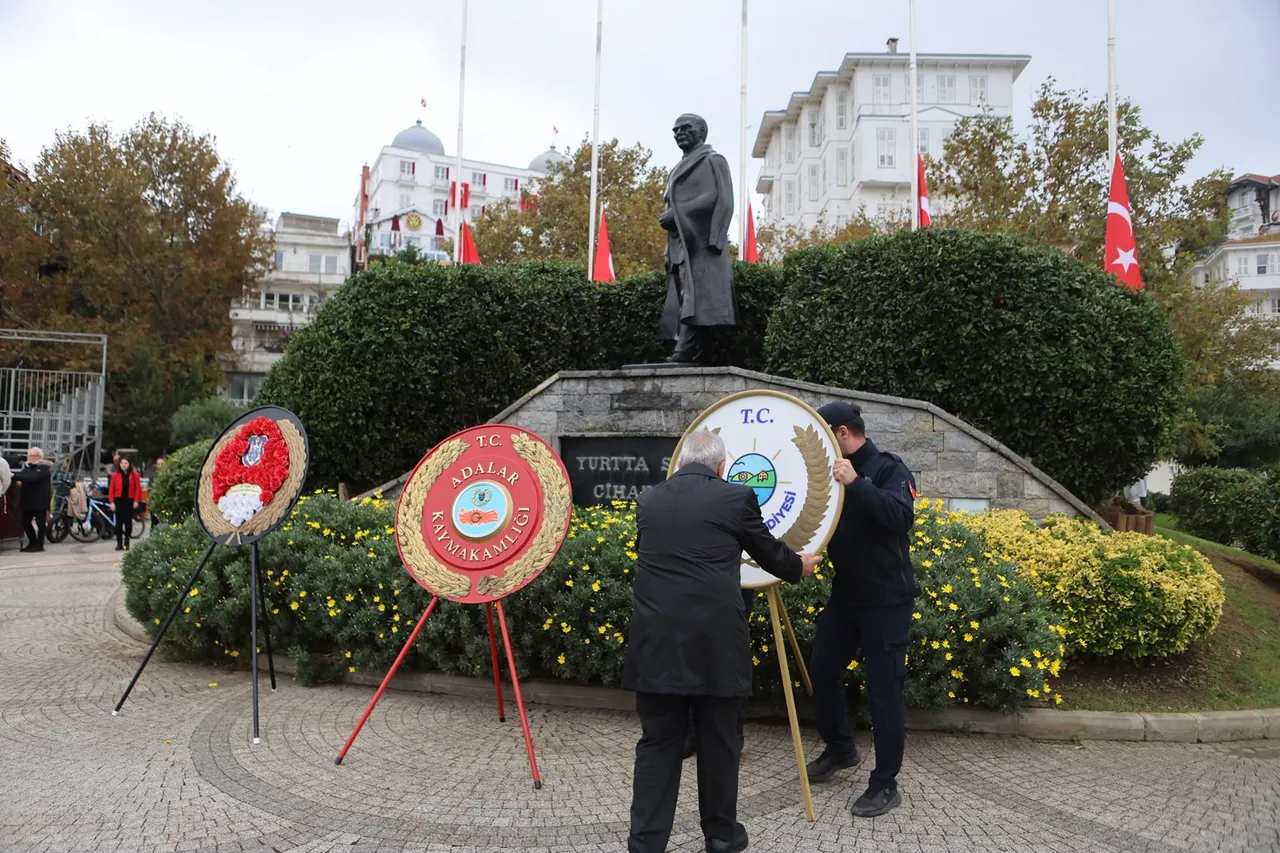 Cumhuriyet Bayramı resmi töreni çelenk sunmayla başladı