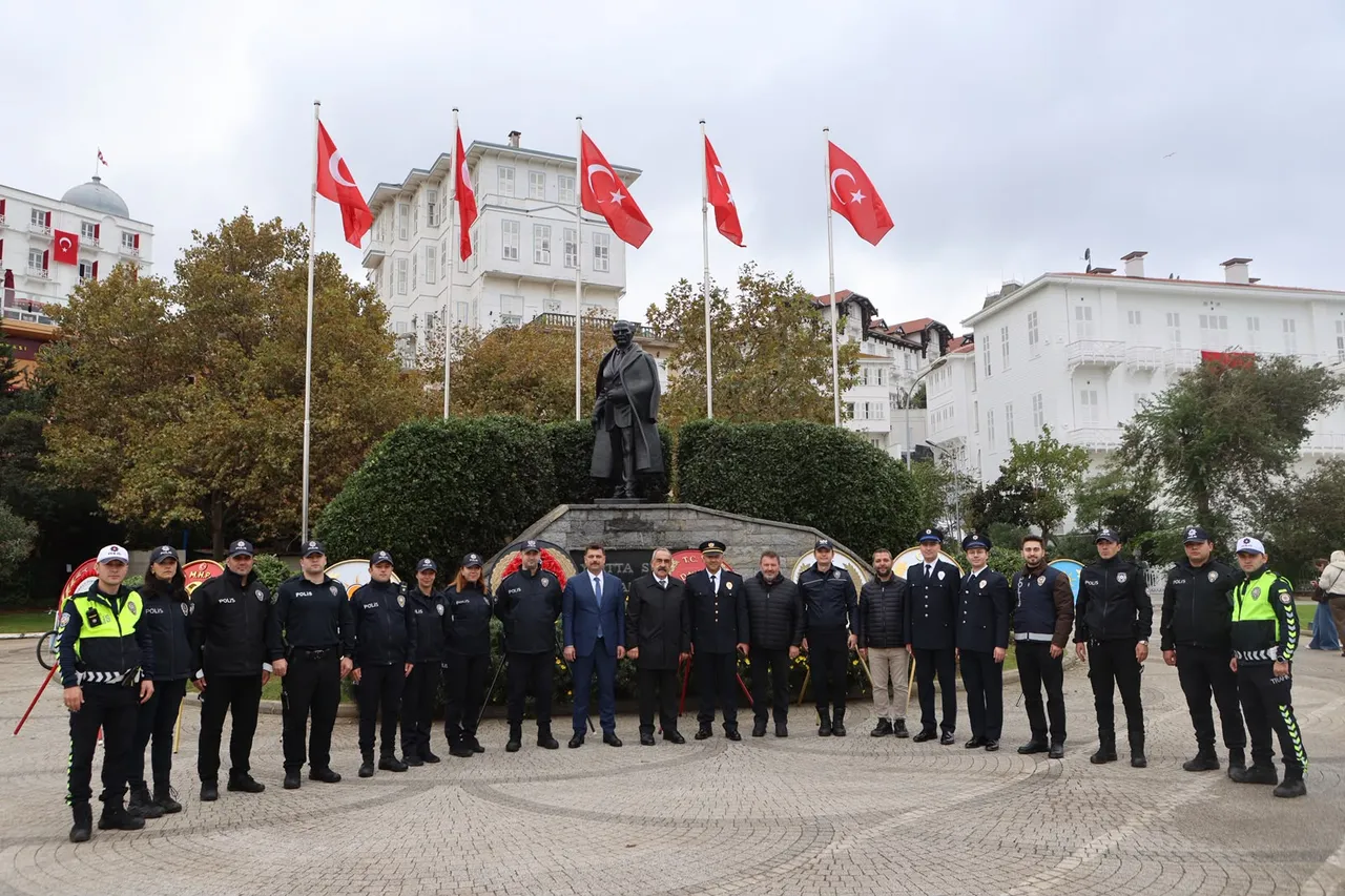 Cumhuriyet Bayramı resmi töreni çelenk sunmayla başladı