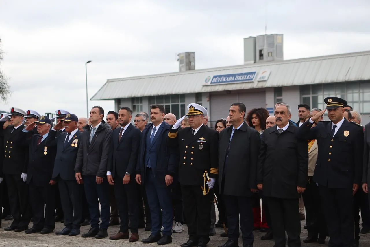 Cumhuriyet Bayramı resmi töreni çelenk sunmayla başladı