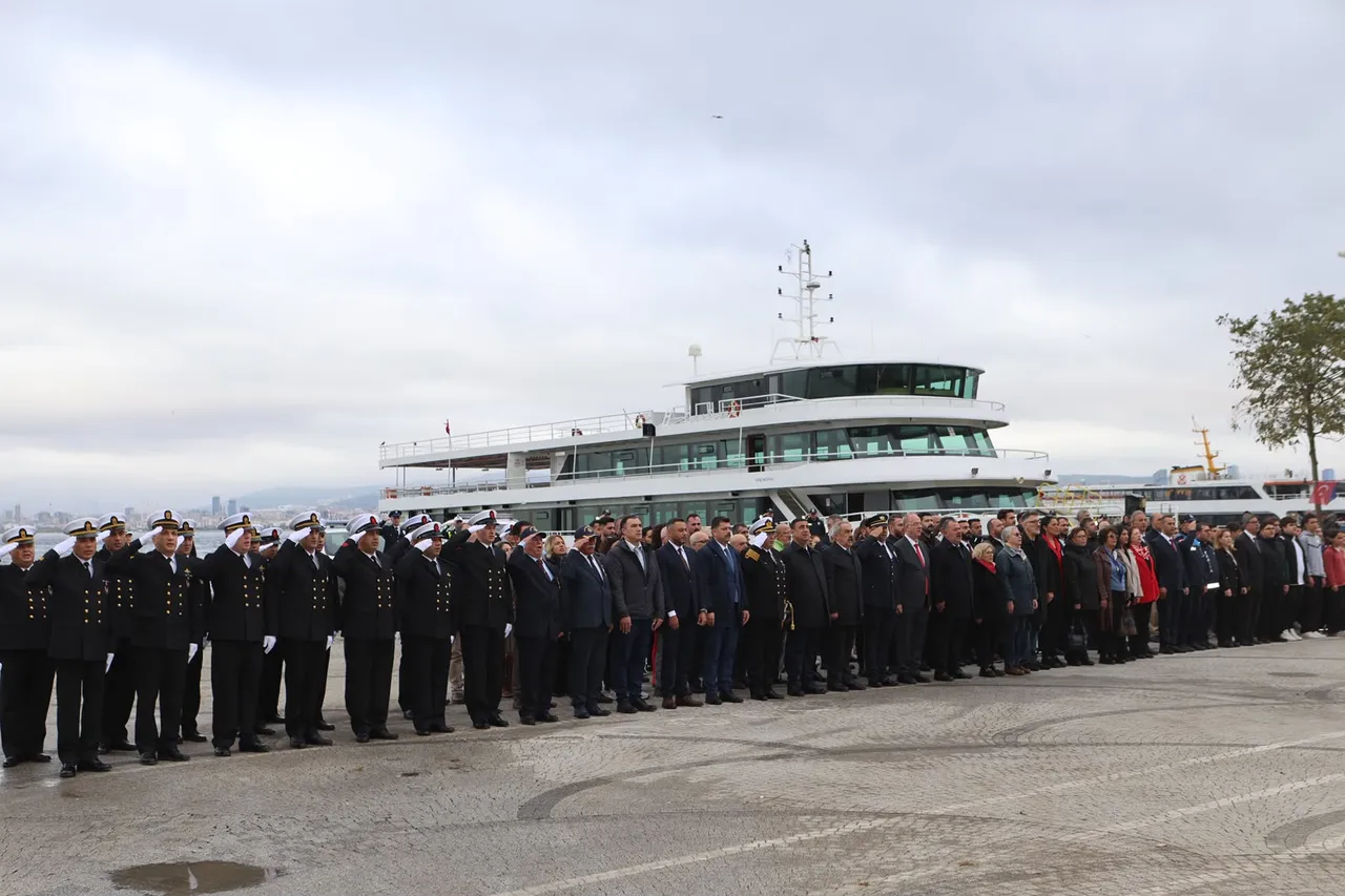 Cumhuriyet Bayramı resmi töreni çelenk sunmayla başladı