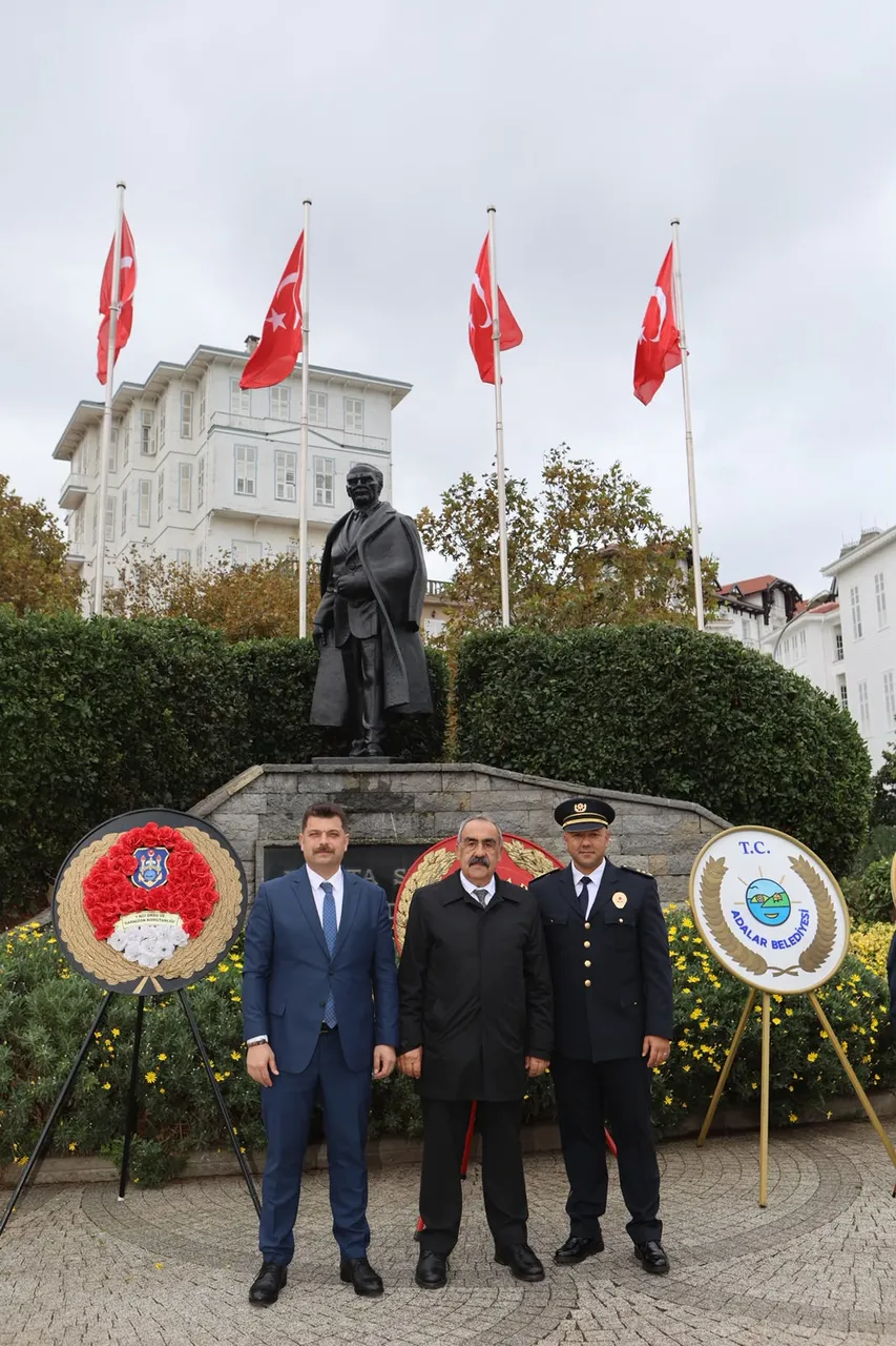 Cumhuriyet Bayramı resmi töreni çelenk sunmayla başladı