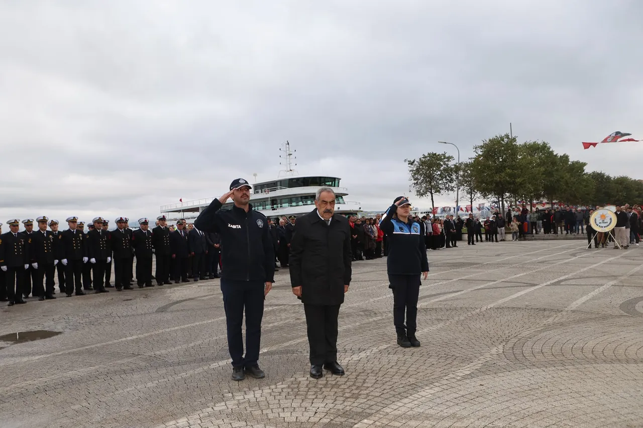 Cumhuriyet Bayramı resmi töreni çelenk sunmayla başladı